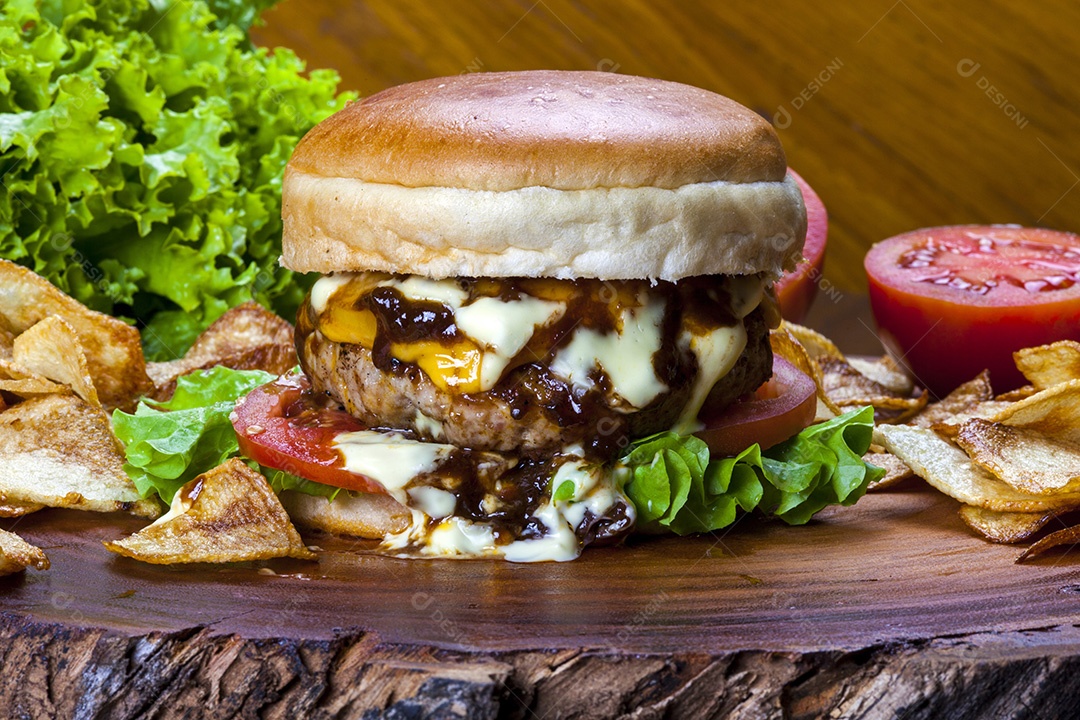 Hambúrguer gourmet caseiro com deliciosos ingredientes frescos