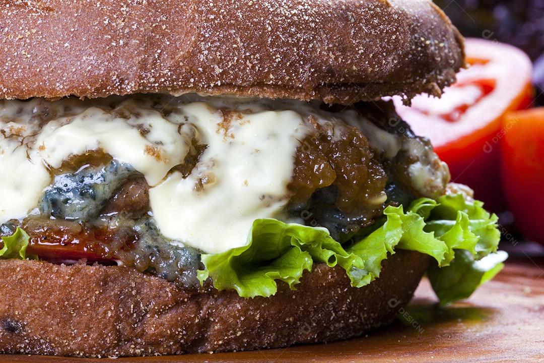 Delicioso hambúrguer servido em pão australiano com cogumelo