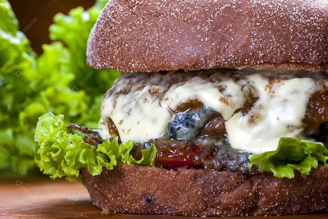 Delicioso hambúrguer servido em pão australiano com cogumelo
