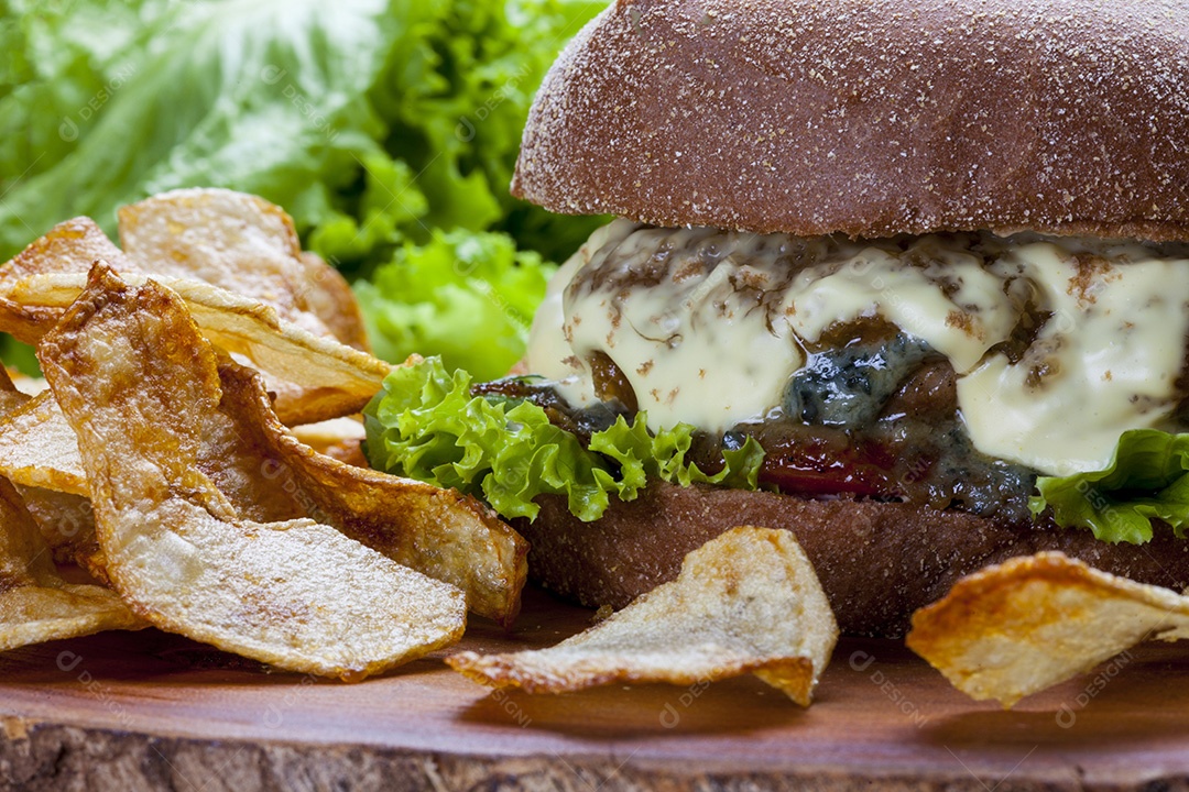 Delicioso hambúrguer servido em pão australiano com cogumelo