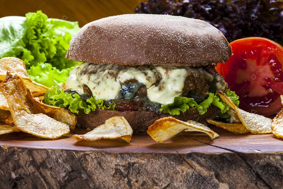 Delicioso hambúrguer servido em pão australiano com cogumelo