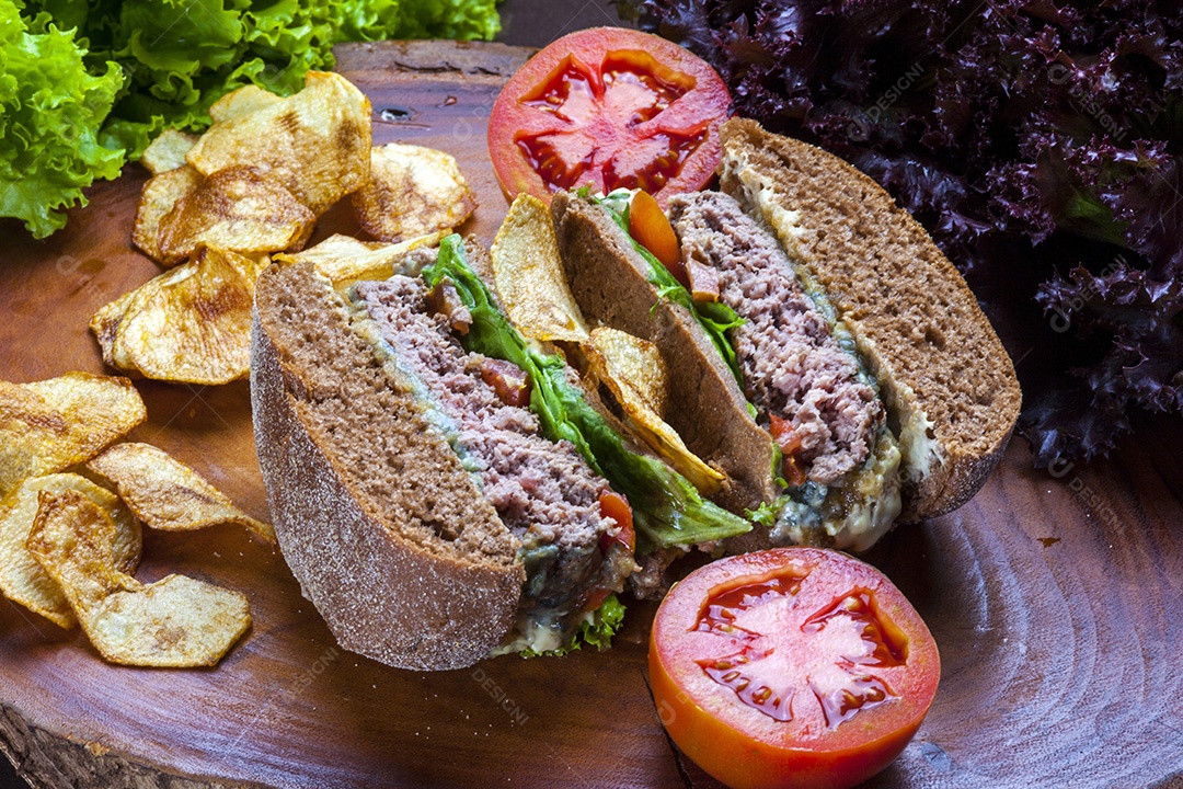 Delicioso hambúrguer servido em pão australiano com cogumelo