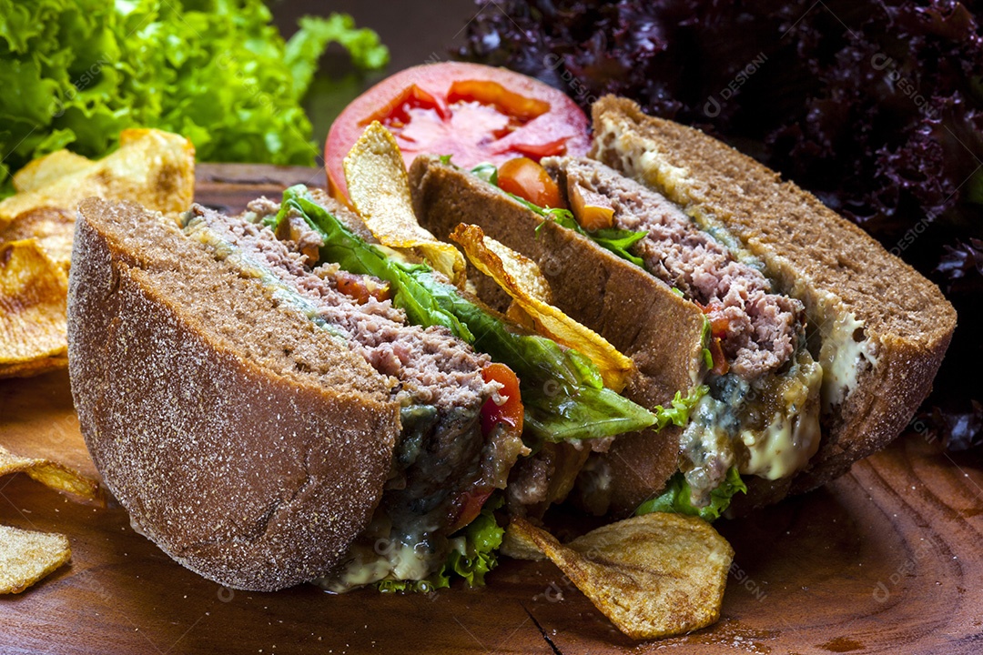 Delicioso hambúrguer servido com pão australiano