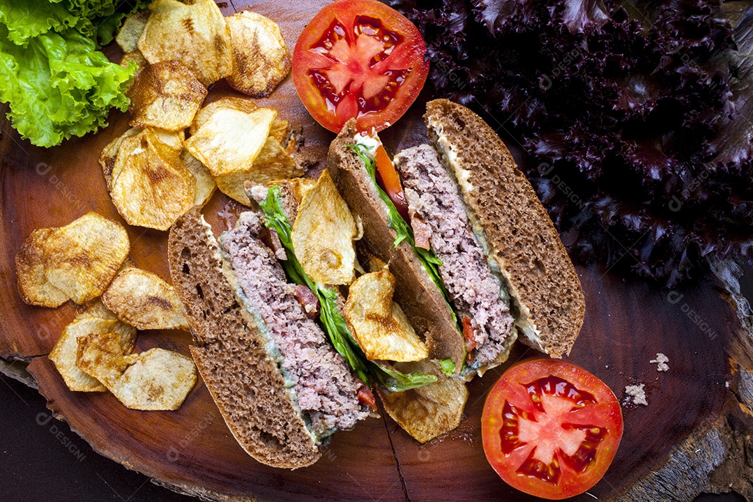 Delicioso hambúrguer servido com pão australiano