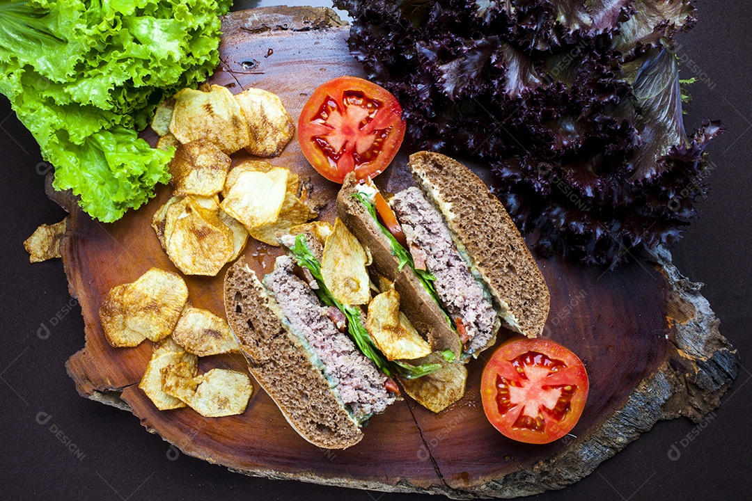 Delicioso hambúrguer servido com pão australiano
