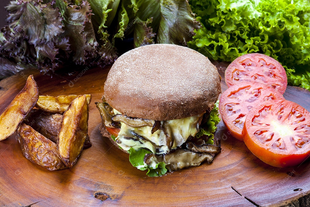 Delicioso hambúrguer servido em pão australiano com cogumelo