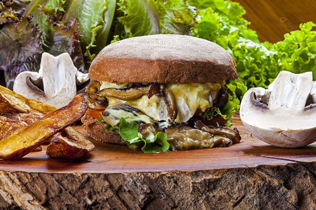 Delicioso hambúrguer servido em pão australiano com cogumelo