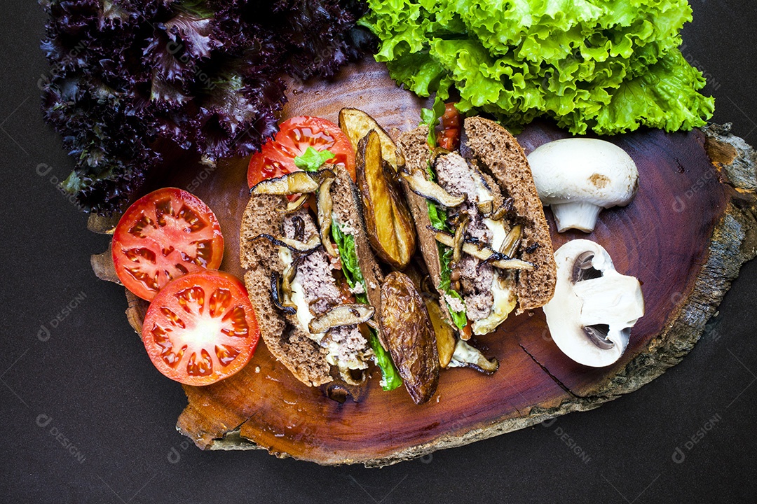 Delicioso hambúrguer servido com pão australiano