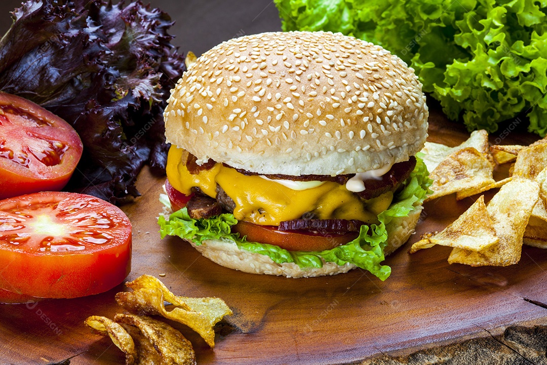 Hambúrguer gourmet caseiro com deliciosos ingredientes frescos com gergelim e salada