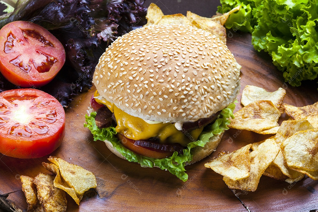 Hambúrguer gourmet caseiro com deliciosos ingredientes frescos com gergelim e salada