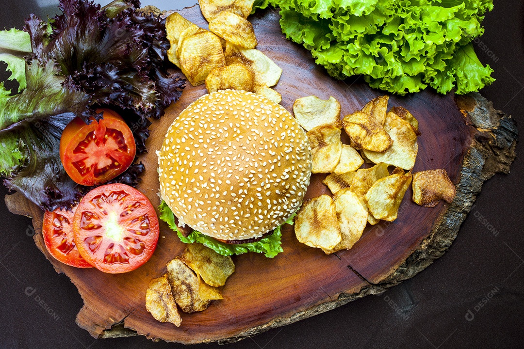 hambúrguer com batatas fritas com gergelim e salada