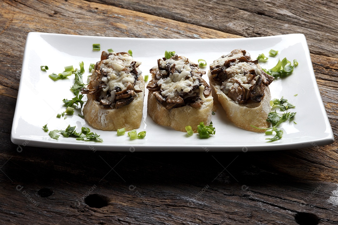 Deliciosas Bruschettas sobre tigela branca de cerâmica