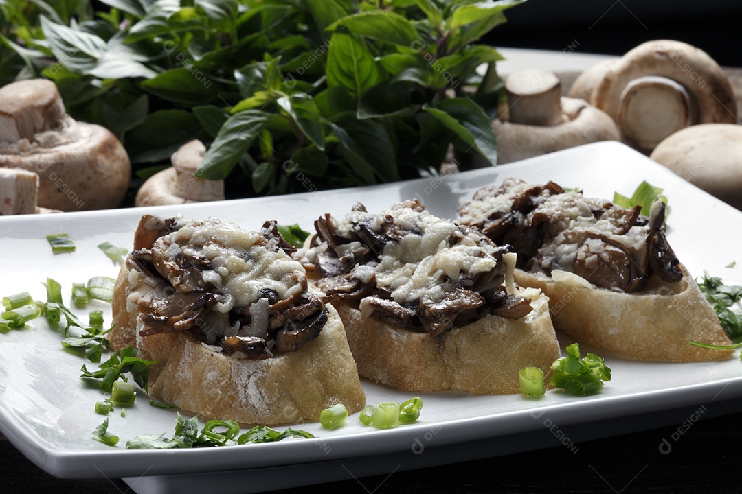 Deliciosas Bruschettas sobre tigela branca de cerâmica