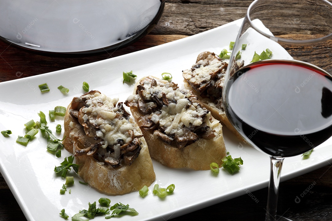 Deliciosas Bruschettas sobre tigela branca de cerâmica