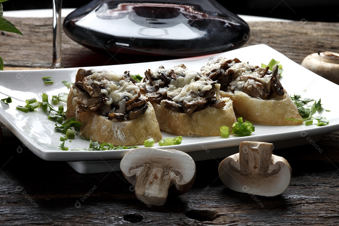 Deliciosas Bruschettas sobre tigela branca de cerâmica