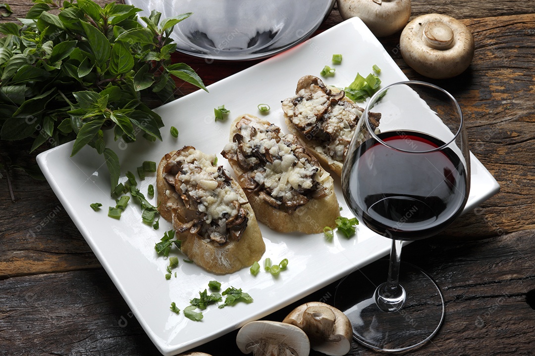 Deliciosas Bruschettas sobre tigela branca de cerâmica