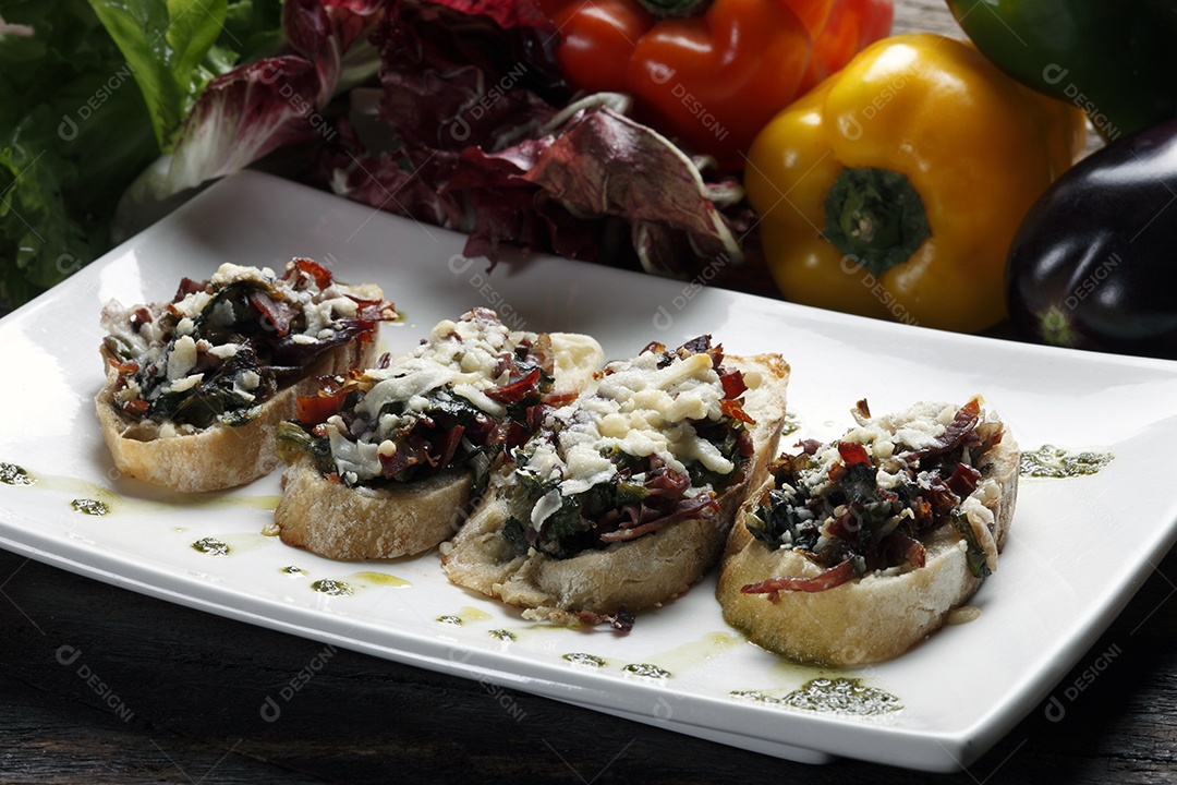 Deliciosas Bruschettas sobre tigela branca de cerâmica