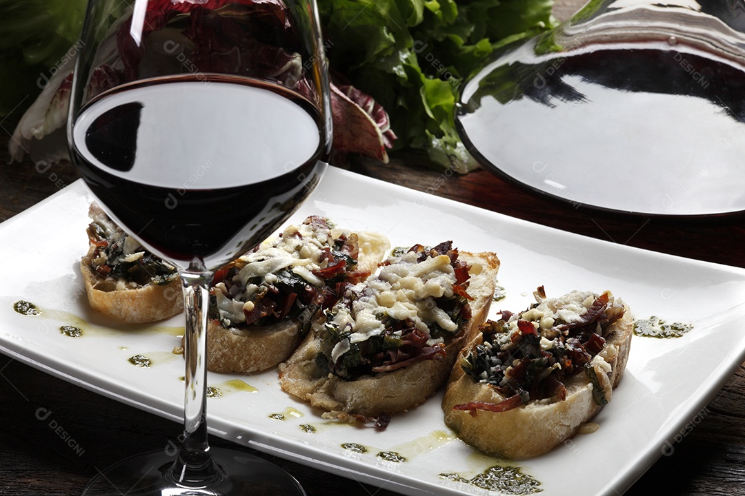 Deliciosas Bruschettas sobre tigela branca de cerâmica