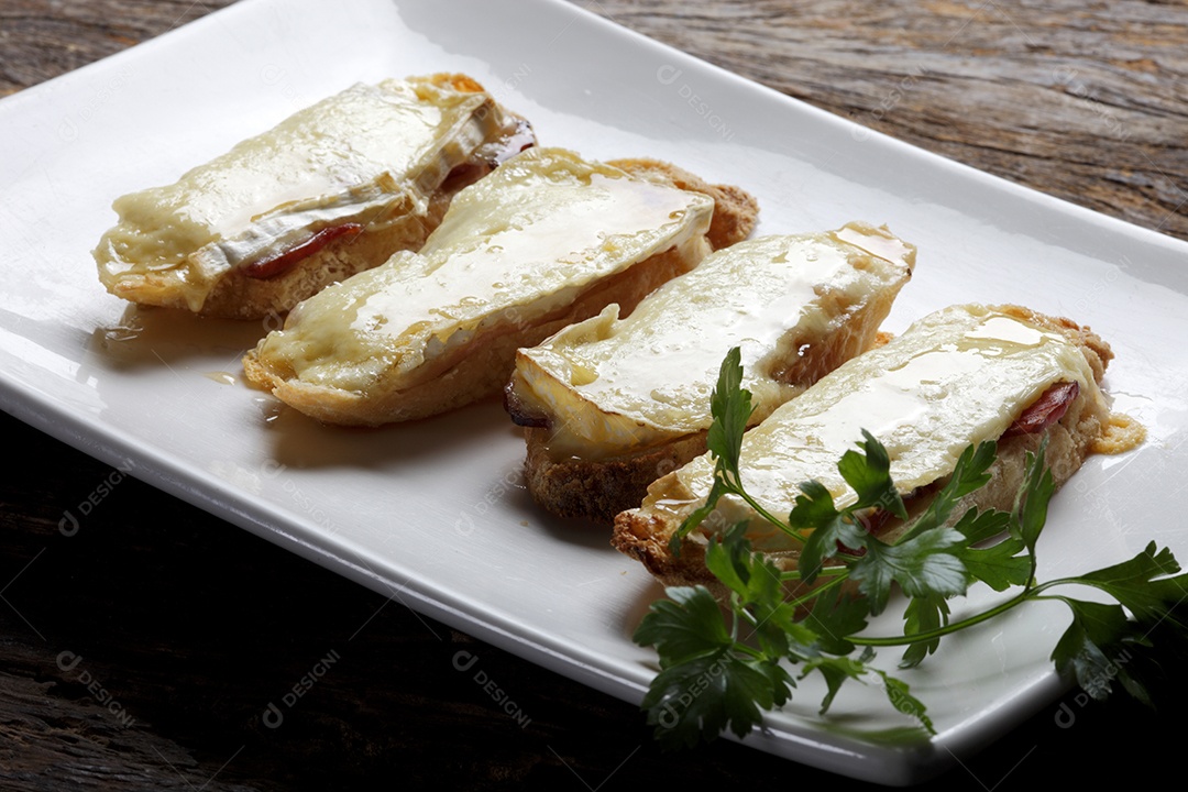 Deliciosas Bruschettas sobre tigela branca de cerâmica