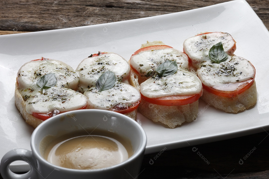 Deliciosas Bruschettas sobre tigela branca de cerâmica