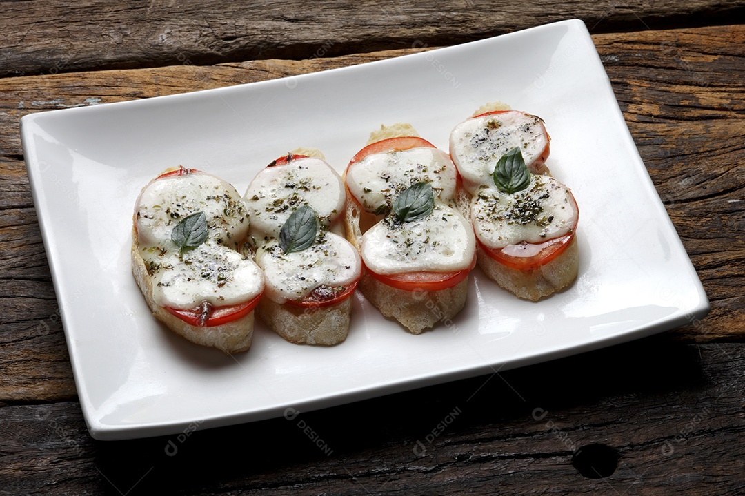 Deliciosas Bruschettas sobre tigela branca de cerâmica