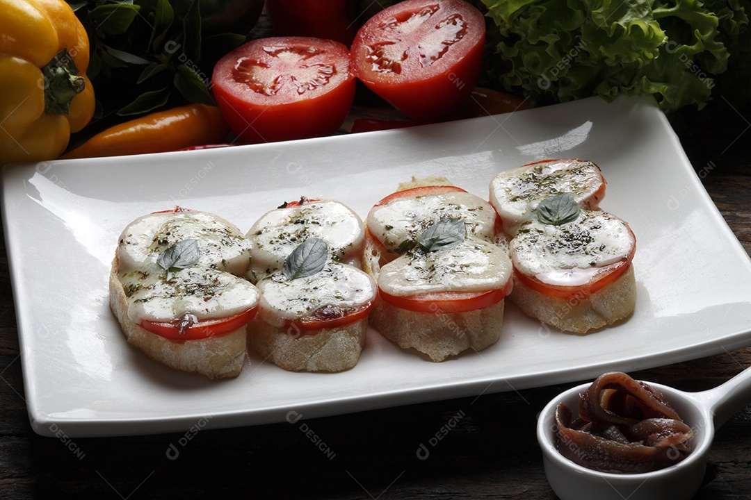 Deliciosas Bruschettas sobre tigela branca de cerâmica