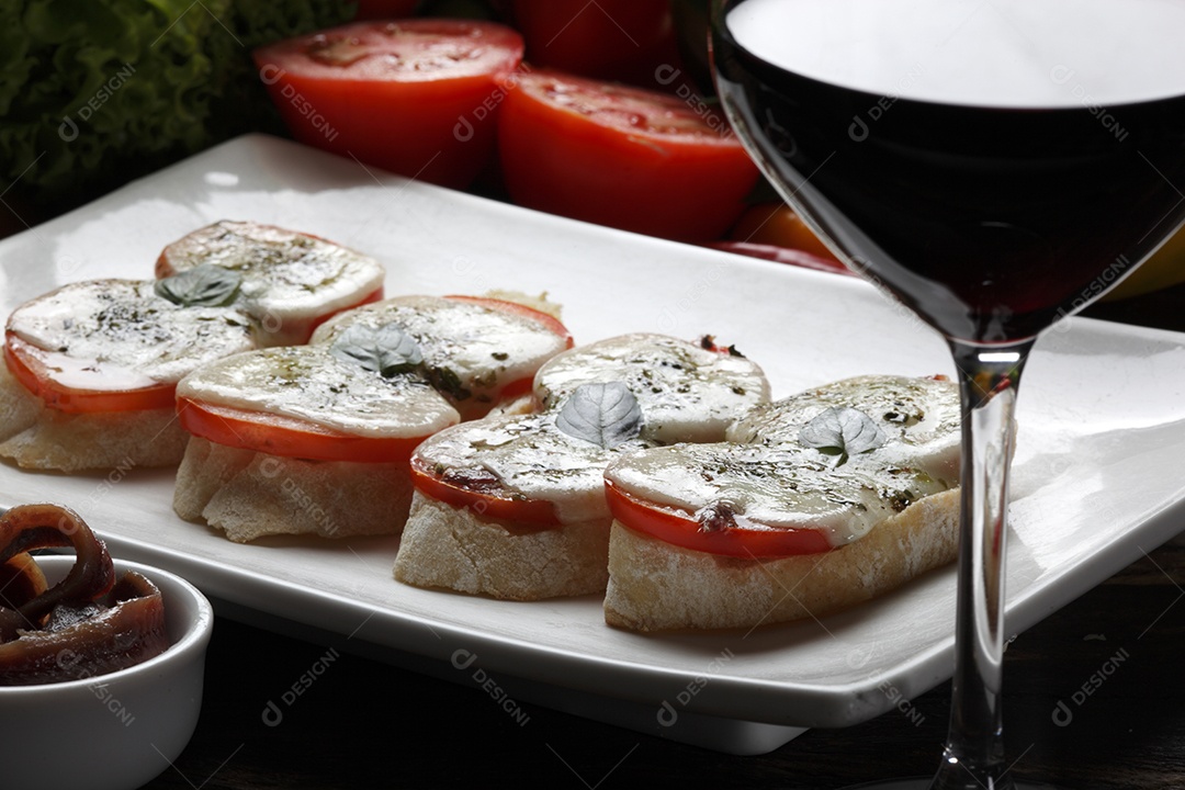 Deliciosas Bruschettas sobre tigela branca de cerâmica