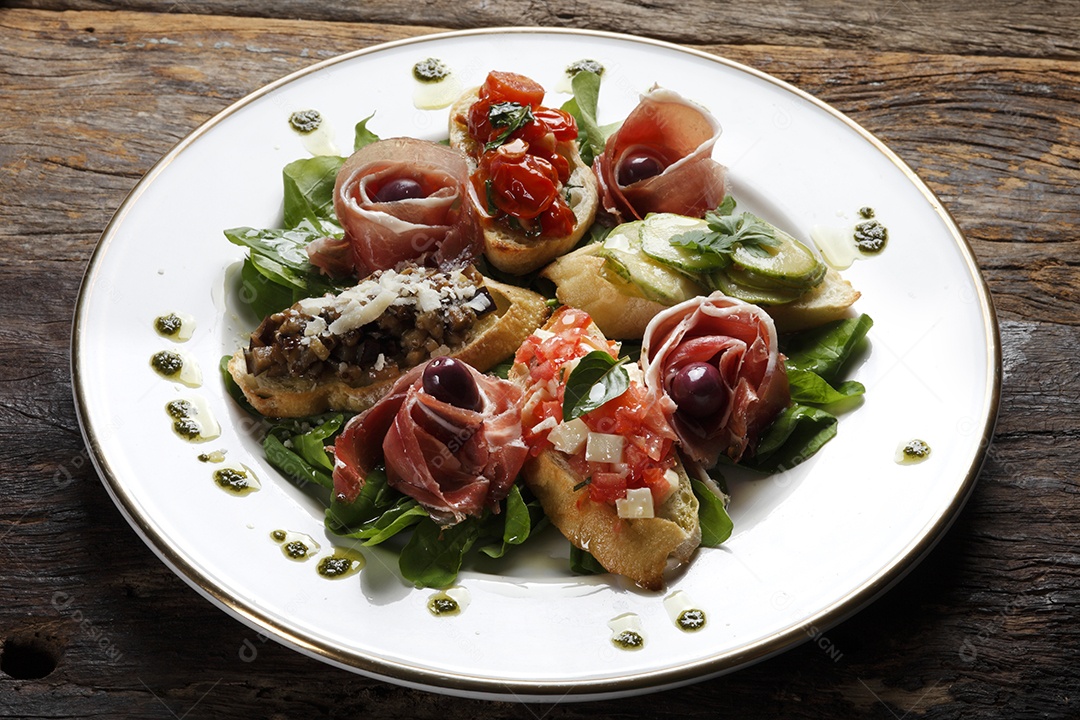 Deliciosa salada com Bruschettas