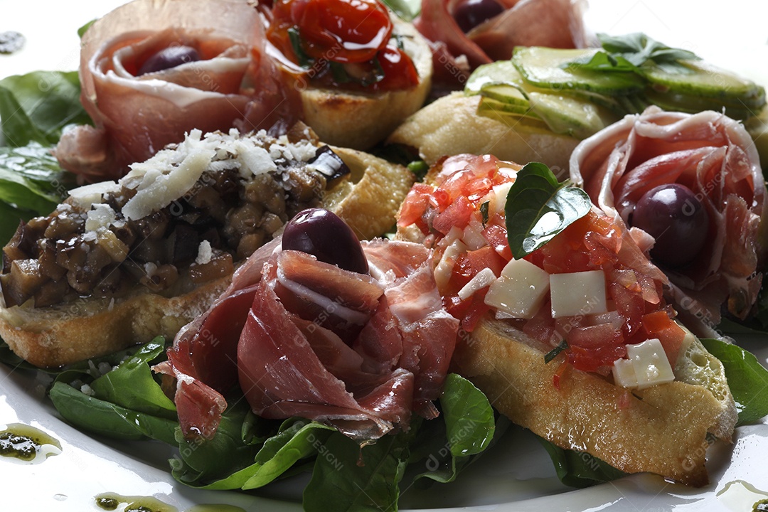 Prato com deliciosa salada com bruschetta
