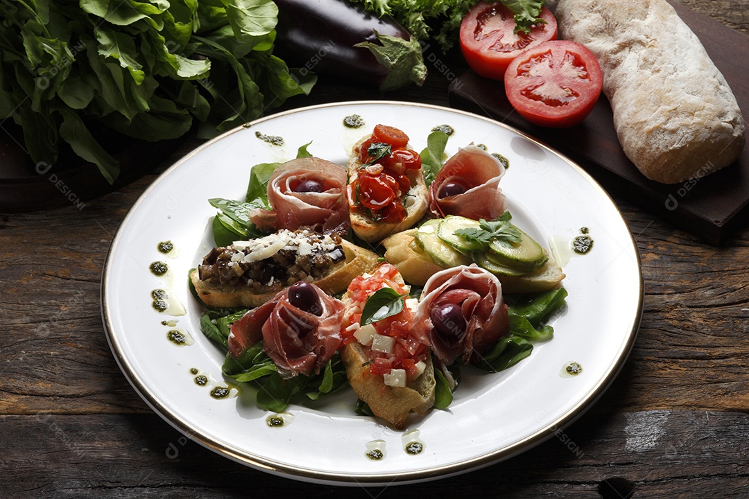 Prato com deliciosa salada com bruschetta