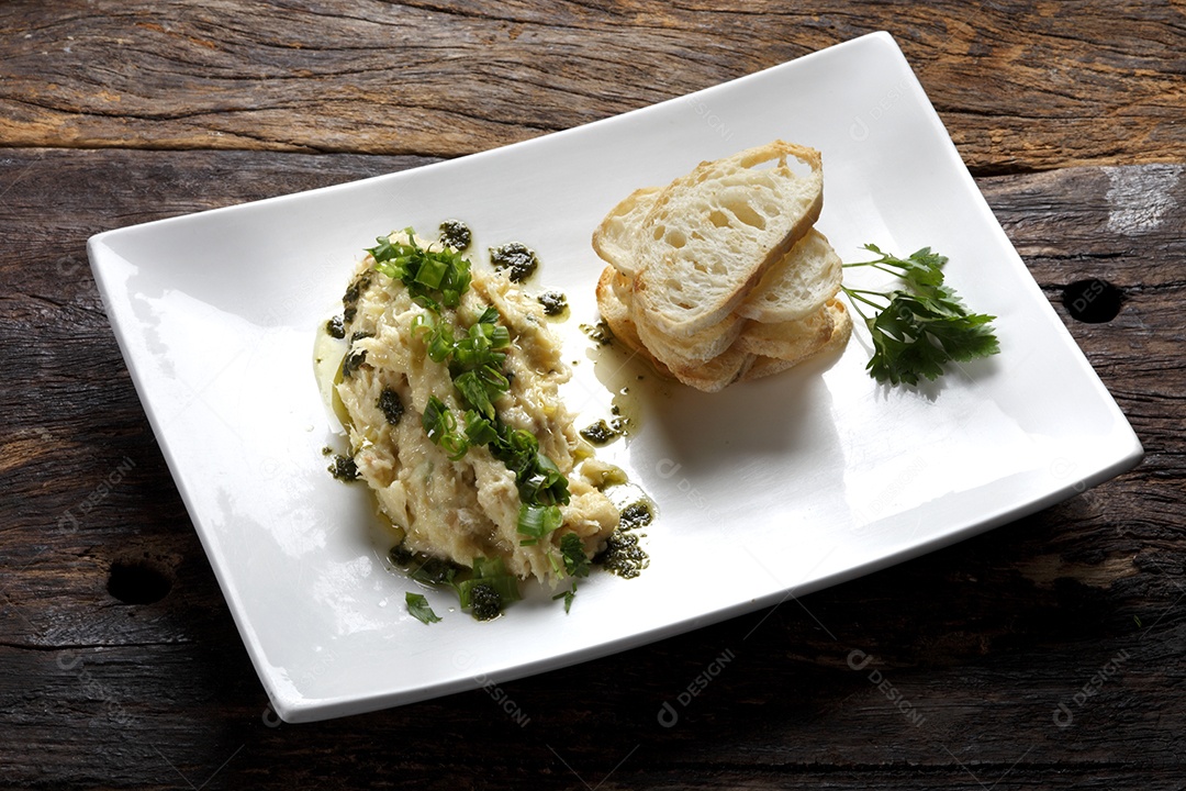Bacalhau desfiado com ciabatta