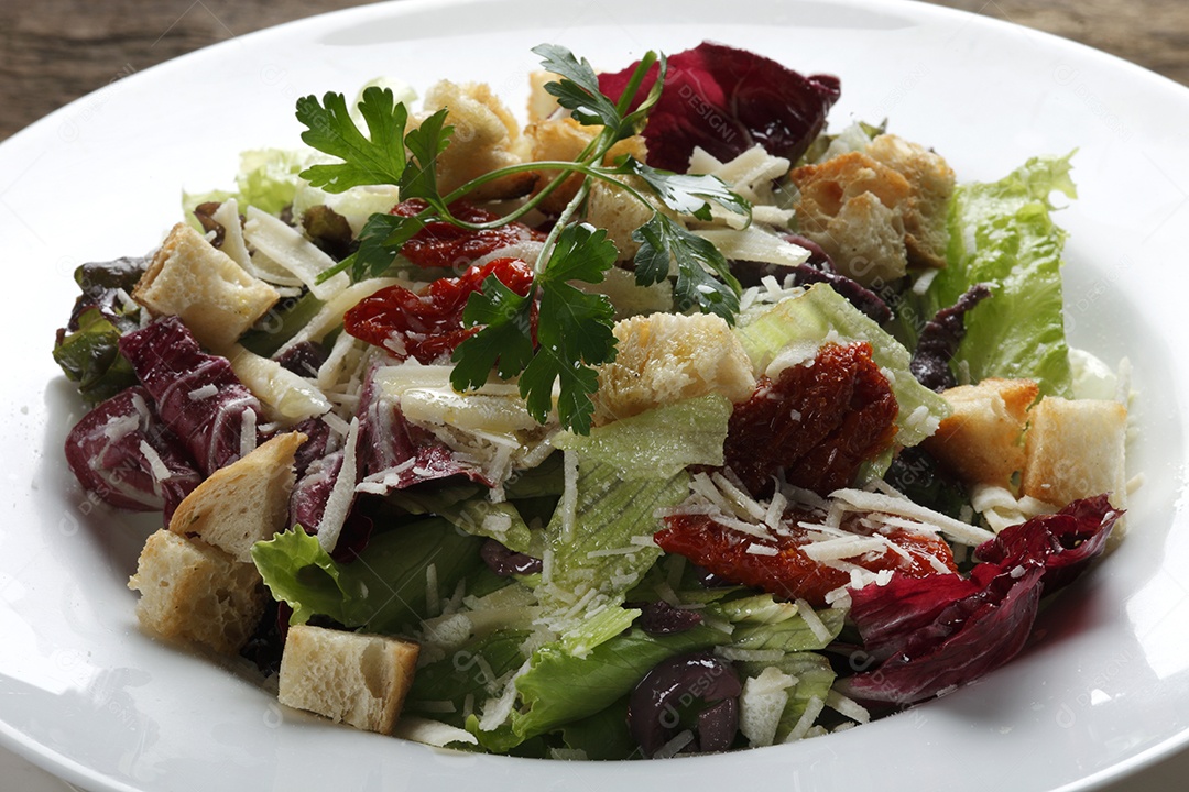 Deliciosa salada colorida com queijo