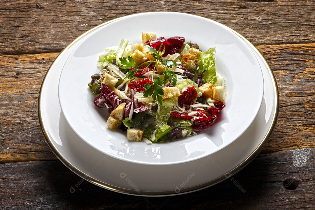 Deliciosa salada colorida com queijo