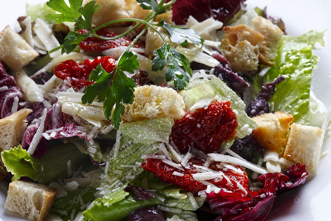 Deliciosa salada colorida com queijo