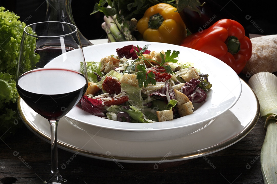 Salada e vinho tinto