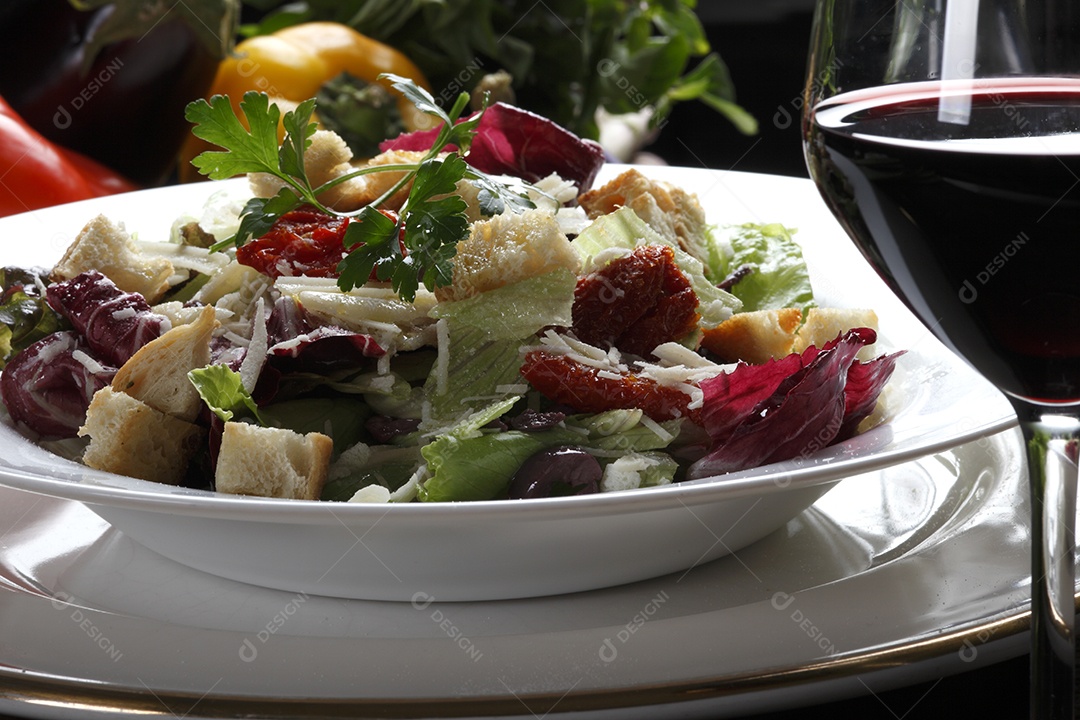 Salada e vinho tinto