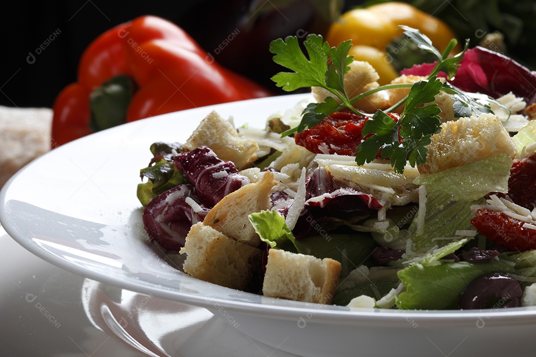 Salada e vinho tinto