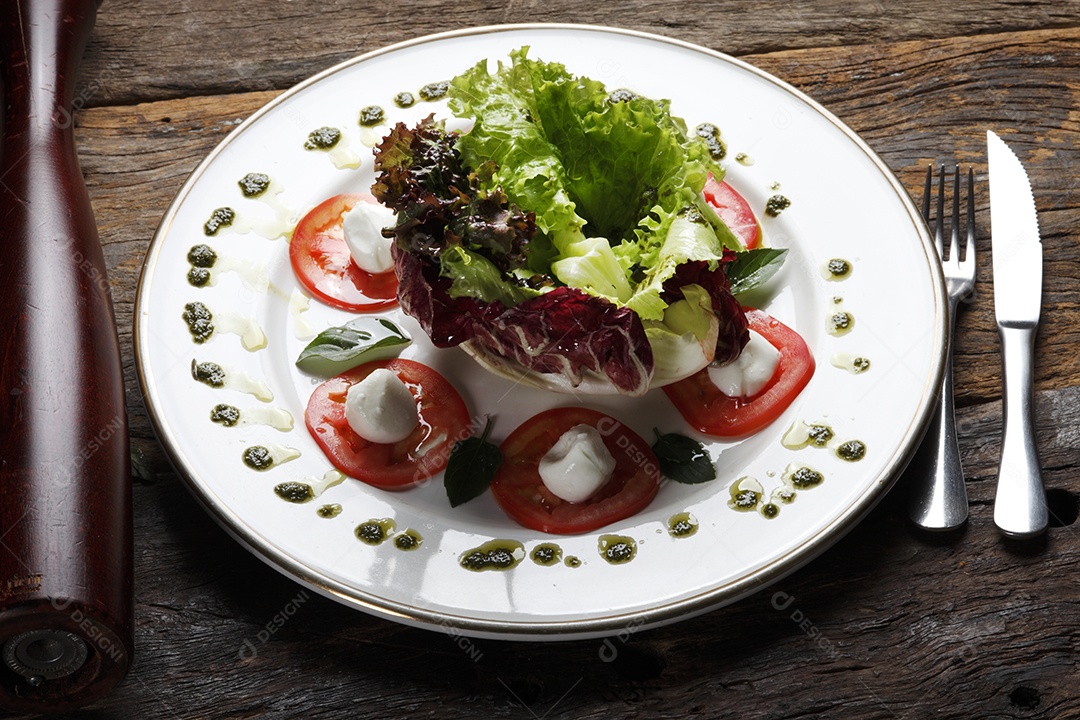 Salada e vinho tinto