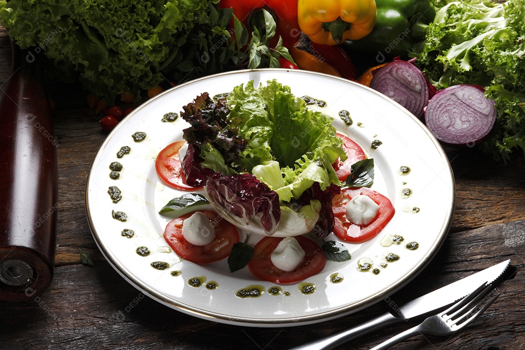 Salada e vinho tinto