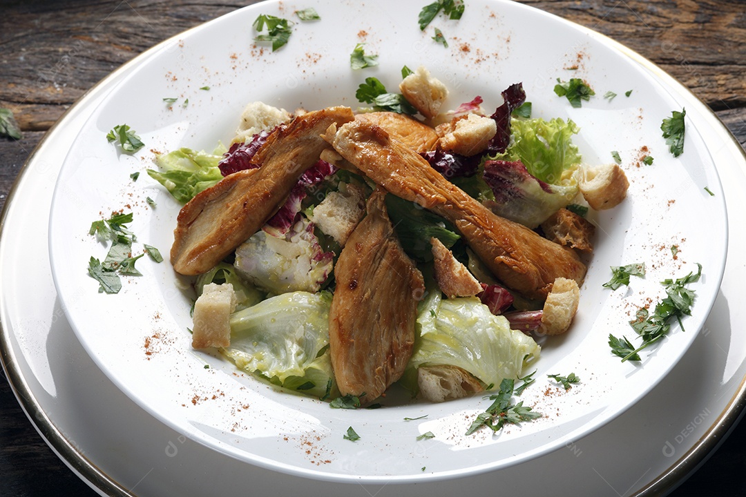Salada com Filé de Frango e Vinho Tinto