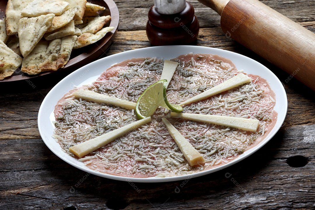 Tigela com delicioso Carpaccio sobre a mesa