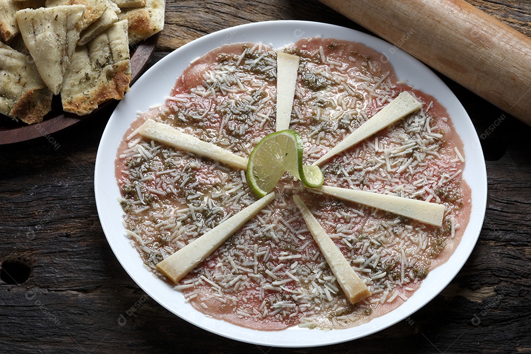 Tigela com delicioso Carpaccio sobre a mesa