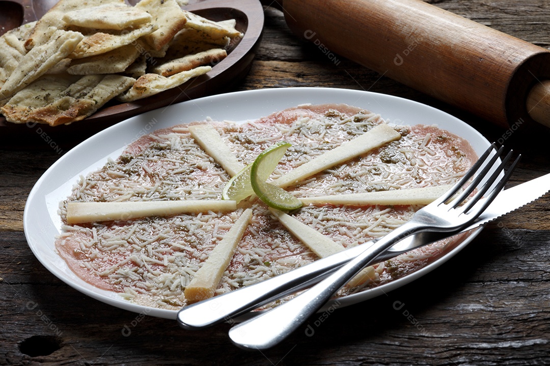 Tigela com delicioso Carpaccio sobre a mesa