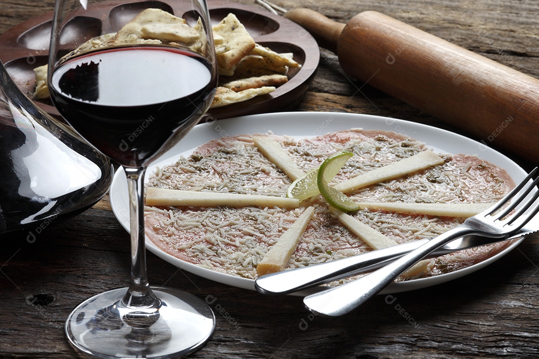 Tigela com delicioso Carpaccio sobre a mesa