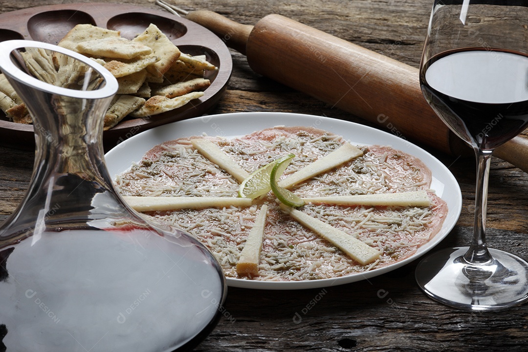 Tigela com delicioso Carpaccio sobre a mesa