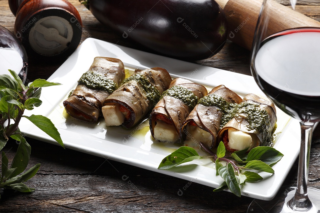 Rolinhos de berinjela saudáveis ​​recheados com queijo e vinho tinto