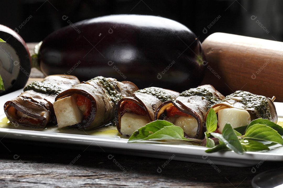 Rolinhos de berinjela saudáveis ​​recheados com queijo e vinho tinto