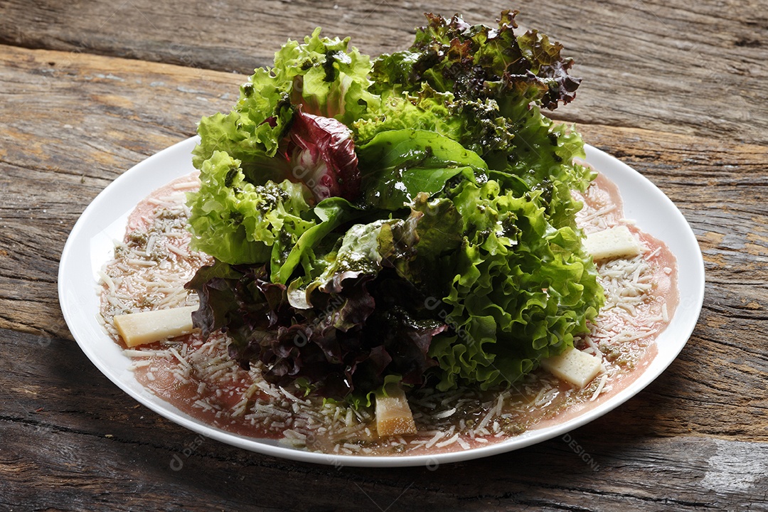 Carpaccio com salada de alface