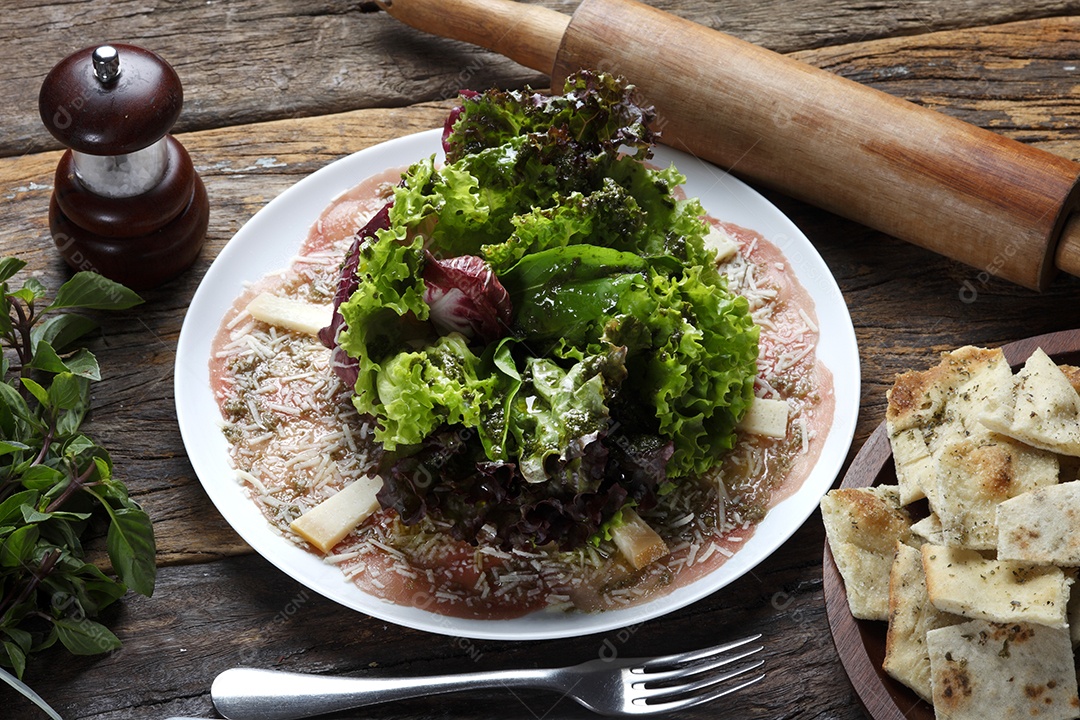 Carpaccio com salada de alface