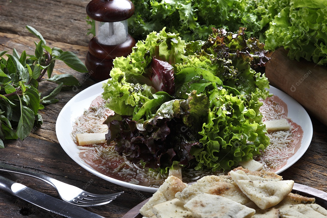 Carpaccio com salada de alface